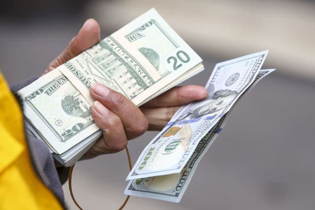 El dólar sigue a la baja: esta semana registró su menor cotización frente al sol en los últimos 5 años