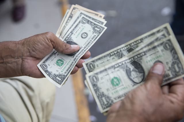 Precio del dólar a la baja: ¿conviene comprar dólares y pagar deudas en moneda extranjera?