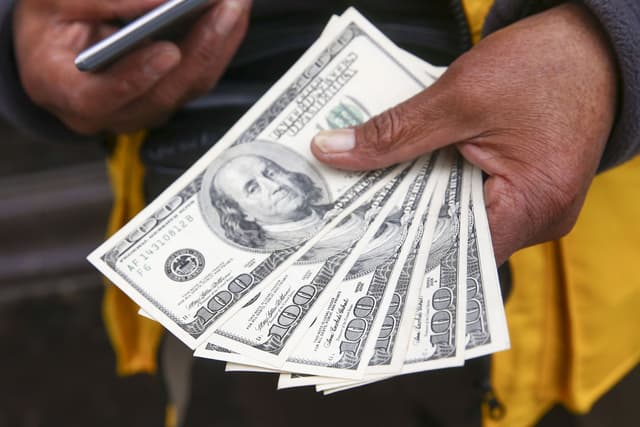 Dólar arranca mayo a la baja y acumula caída semanal frente al sol
